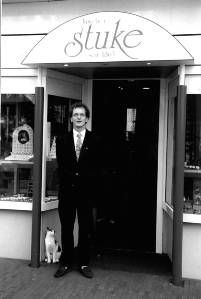 Clemens Stuke vor seinem Laden in Jever